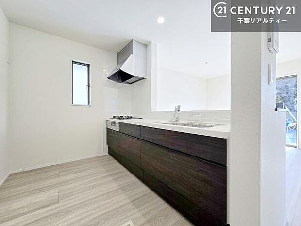 大人気の対面式システムキッチンを採用しています！ご家族のコミュニケーションが自然と増える設計です。お子様にも目が届くので嬉しいですね！広々使えて快適で作業が進みます。