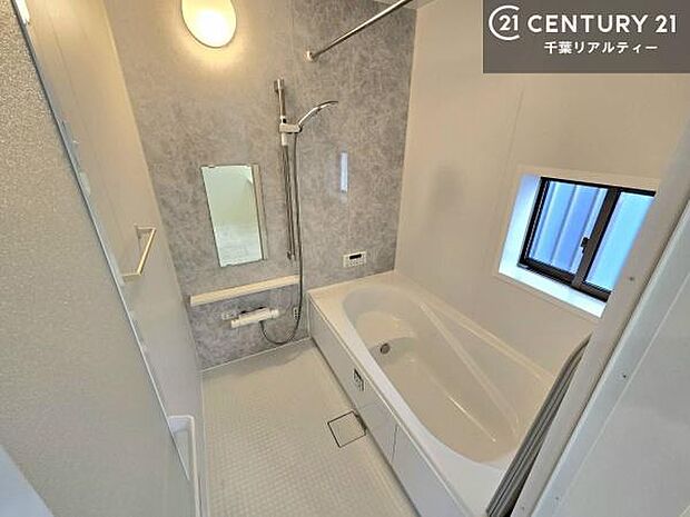 落ち着きある大人の雰囲気のバスルームは、味が出ていてバスタイムが充実！お仕事頑張っているご褒美にお好みの匂いの入浴剤を入れて、楽しんでみてはいかがでしょうか？