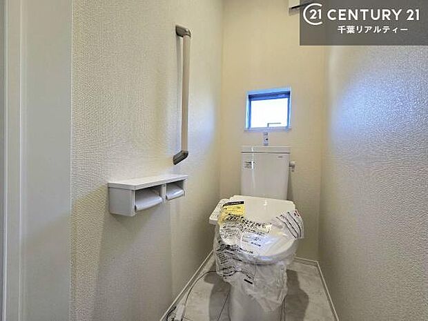 1・2階にトイレがございます！朝の忙しい時間帯も待たずにすみそうですね。白を基調とした清潔感のあるトイレでお手入れがしやすいです！