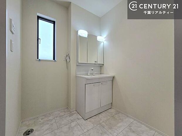 三面鏡仕様の洗面所は、身だしなみがしやすい造り！裏は収納になっています。ドライヤーやお化粧道具を片付けられるので洗面台周りをスッキリと見せることが出来ます！