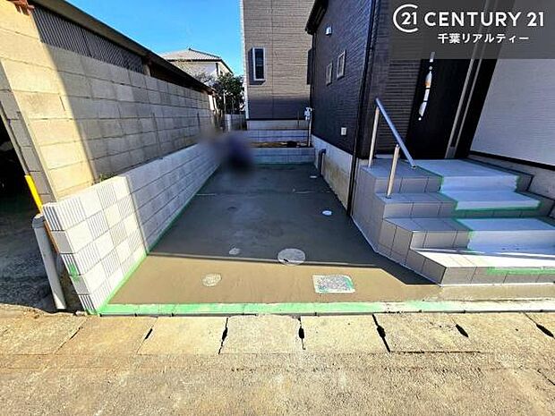 駐車スペースは2台分あります(車種による)！セカンドカーはもちろん、バイクや自転車なども置き場所に困りません。