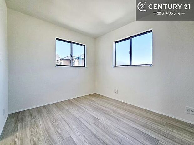 2面採光を確保した明るい室内は、風通しも良く、明るく大変居心地の良い空間となっております。リラックスして過ごせる心地の良いお部屋です！