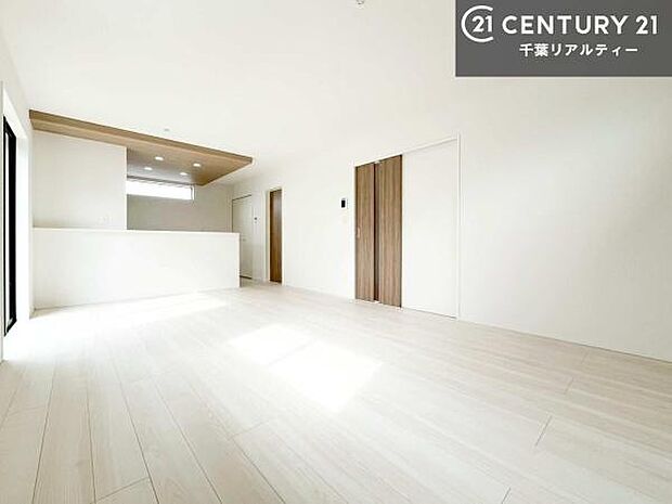 優しい陽だまりがリビングを包んでくれて居心地の良い空間を演出してくれます!くつろぎの時間を過ごせます!