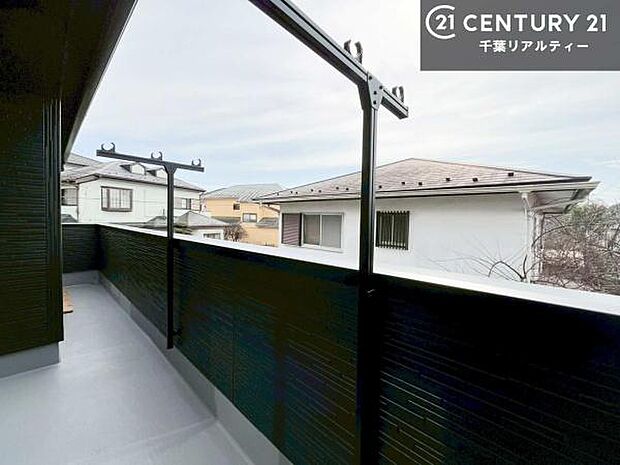 晴れた日には青い空を見渡せる開放的な時間を楽しめます。気持ちの良い風が通り抜ける街並みです!