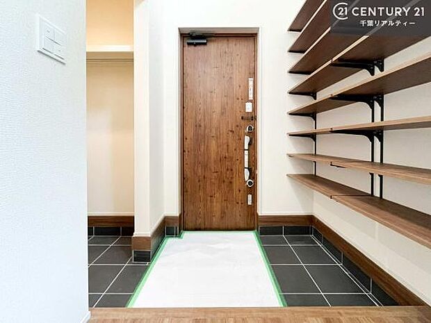 シューズインクローク付きです!シューズだけでなくベビーカーや折り畳み自転車、アウトドア用品もスッキリと片付けられます!