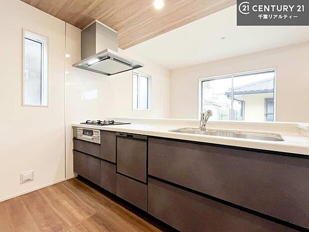 大人気の対面式システムキッチンを採用しています!ご家族のコミュニケーションが自然と増える設計です。お子様にも目が届くので嬉しいですね!広々使えて快適で作業が進みます。