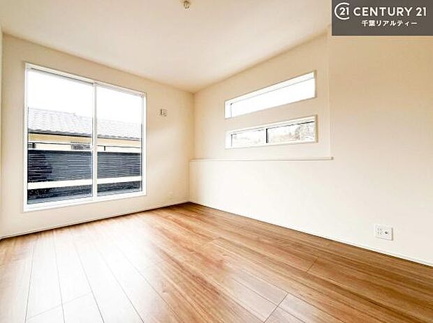 バルコニーへ面した洋室なので天気のいい日はバルコニーへ出てリフレッシュするのもいいですね!充実したプライベートタイムが送れる洋室!陽当たり、風通し良好です。