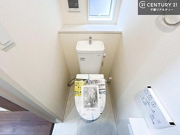 1・2階にトイレがございます!朝の忙しい時間帯も待たずにすみそうですね。白を基調とした清潔感のあるトイレでお手入れがしやすいです!