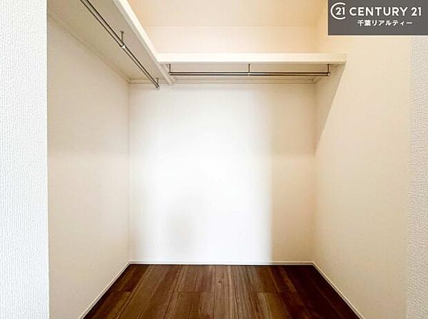 ウォークインクローゼット付きです。たくさんのお洋服などを収納しておけそうですね!他にも扇風機や加湿器など季節物の大きな家電も収納できます!