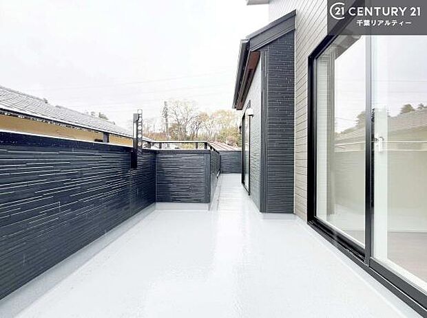 広々としているバルコニーです!お洗濯物を干すのはもちろん風に当たりながらくつろぎタイムが送れます!