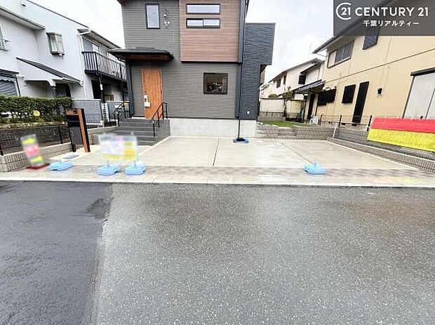 駐車スペースは3台分あります!セカンドカーはもちろん、バイクや自転車なども置き場所に困りません。