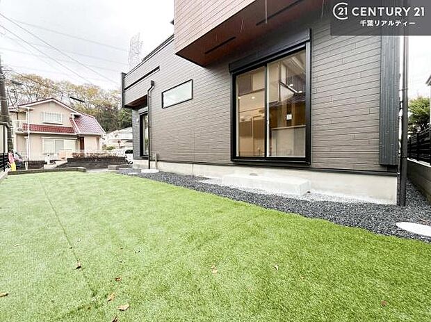 陽当たり良好なお庭です!晴れた日には青い空を見渡せる開放的な時間を楽しめます。ガーデニングや家庭菜園も楽しめます!