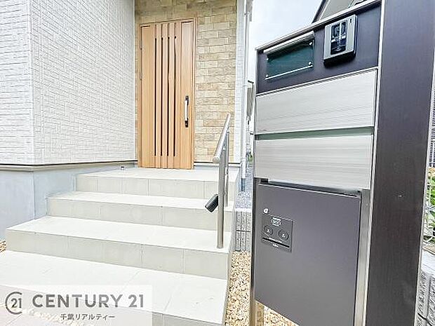 【同仕様写真】TVモニター付きインターホンでお子様のお留守番中なども安心ですね。いろいろなご希望がございましたら、お客様のご要望をどしどしお聞かせください。