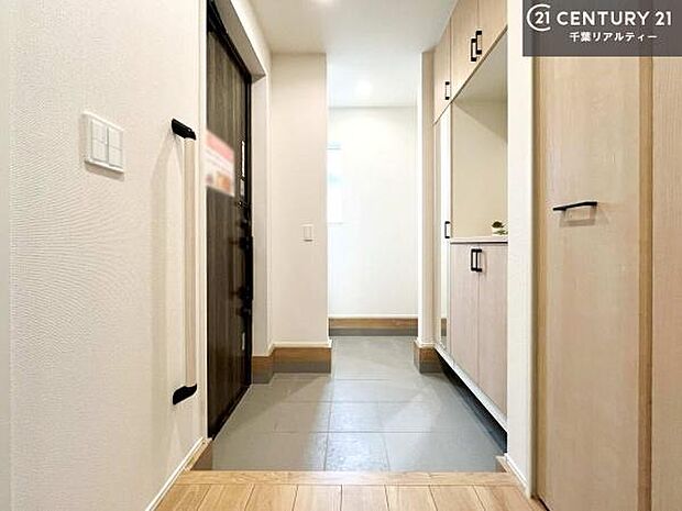 シューズインクローク付きです！シューズだけでなくベビーカーや折り畳み自転車、アウトドア用品もスッキリと片付けられます！