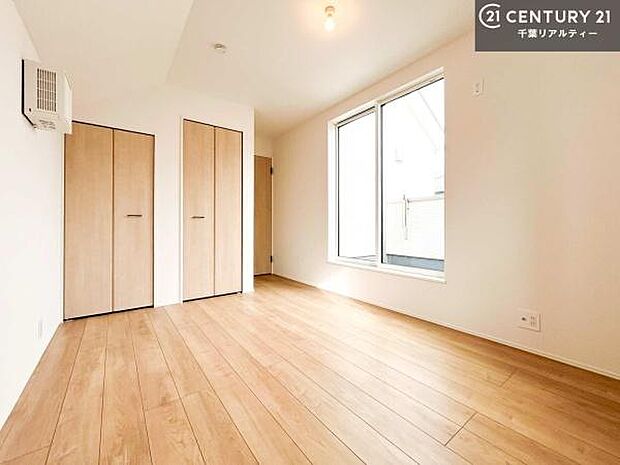 バルコニーへ面した洋室なので天気のいい日はバルコニーへ出てリフレッシュするのもいいですね！充実したプライベートタイムが送れる洋室！陽当たり、風通し良好です。