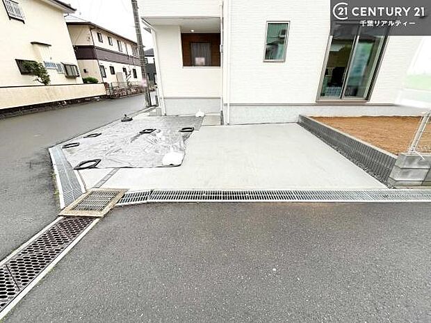 駐車スペースは2台分あります！セカンドカーはもちろん、バイクや自転車なども置き場所に困りません。