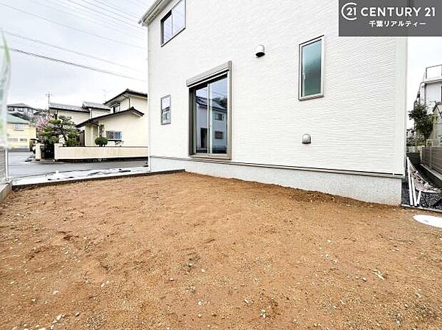 陽当たり良好なお庭です！晴れた日には青い空を見渡せる開放的な時間を楽しめます。