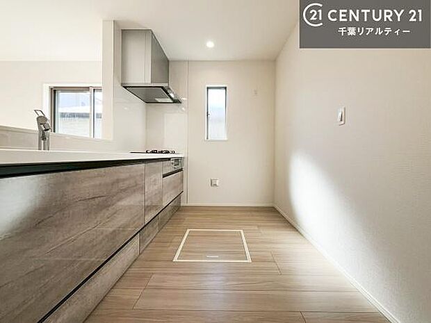 ゆとりある調理スペースで作業がしやすい快適なキッチンです！お子様と一緒にお菓子造りも楽しめる広々スペースです。楽しい調理時間になりそうですね！