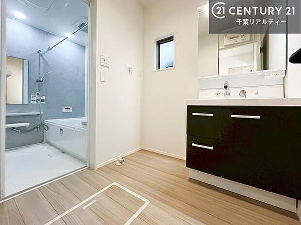 窓付きの明るい洗面室です！湿気もすぐに入れ替えができて清潔に保つことができます！自然光が差し込むのでお化粧の仕上がりも良くなりますね！