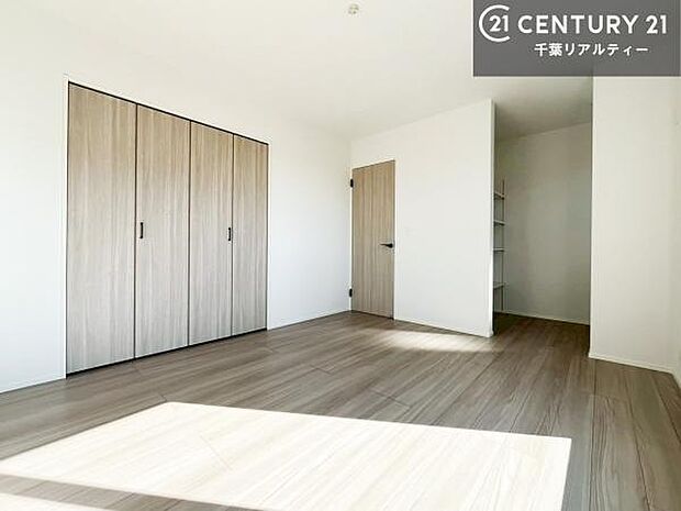 収納がしっかりあるので家具の配置がしやすく、ライフスタイルに合わせたお部屋作りが可能です。