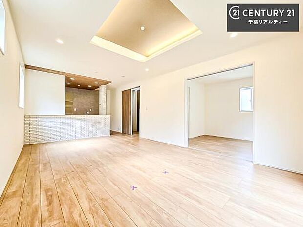 優しい陽だまりがリビングを包んでくれて居心地の良い空間を演出してくれます！くつろぎの時間を過ごせます！