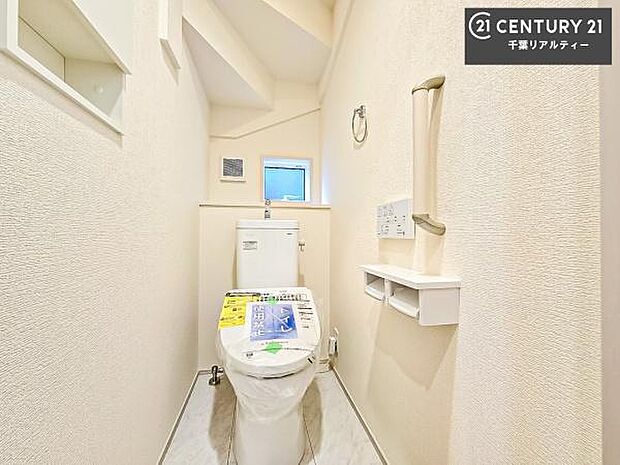 1・2階にトイレがございます！朝の忙しい時間帯も待たずにすみそうですね。白を基調とした清潔感のあるトイレでお手入れがしやすいです！