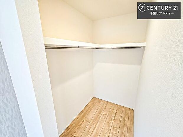 ウォークインクローゼット付きです。たくさんのお洋服などを収納しておけそうですね！他にも扇風機や加湿器など季節物の大きな家電も収納できます！