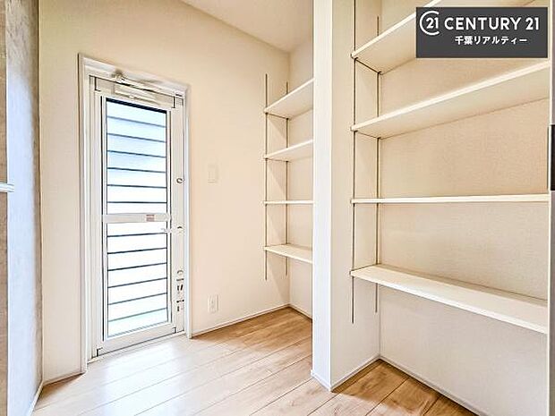 パントリー付き！お米や飲料水、食材のストックもスッキリ整頓することができます！是非現地でお確かめください。