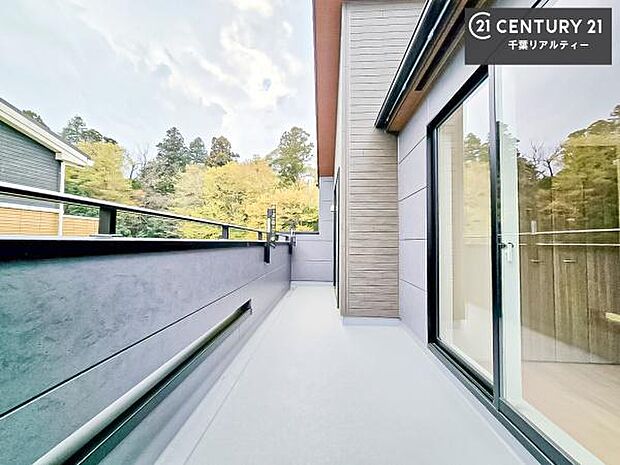 広々としているバルコニーです！お洗濯物を干すのはもちろん風に当たりながらくつろぎタイムが送れます！