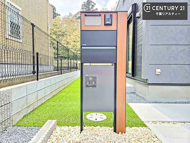 宅配ボックス付きなので留守が多いご家族も再配達の手間がなくお荷物を受け取れて便利です！