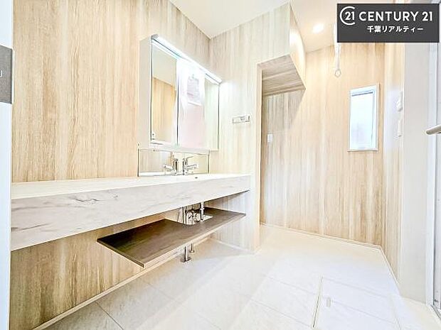 オープンタイプの洗面台は、おしゃれで溝がなくお手入れがしやすい魅力的な洗面台です！毎日の身支度が快適！