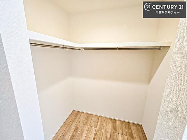 ウォークインクローゼット付きです。たくさんのお洋服などを収納しておけそうですね！他にも扇風機や加湿器など季節物の大きな家電も収納できます！