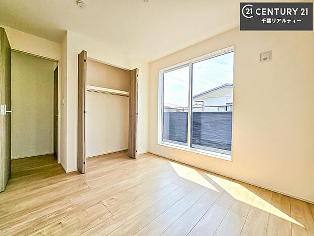 バルコニーに面している洋室です。明るく温もりがあり、換気もしっかりできます！