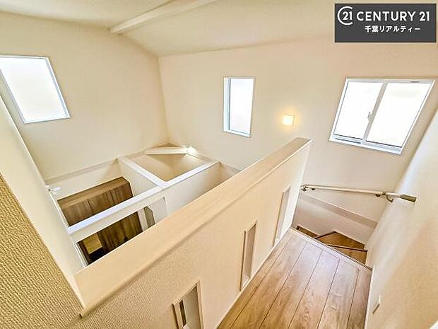 玄関上部は吹き抜けとなっており、明るく開放感あふれる空間となっております！