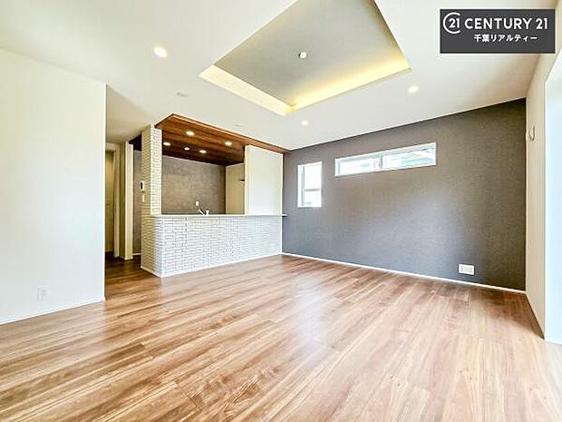 開放感のある広々LDK!ソファーやダイニングテーブルを置いても窮屈にならないので快適に過ごせます!コミュニケーションが取りやすいリビングです。