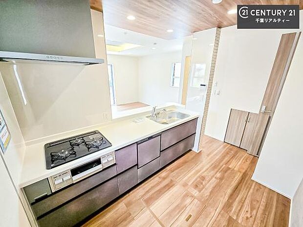 大人気の対面式システムキッチンを採用しています!ご家族のコミュニケーションが自然と増える設計です。お子様にも目が届くので嬉しいですね!広々使えて快適で作業が進みます。