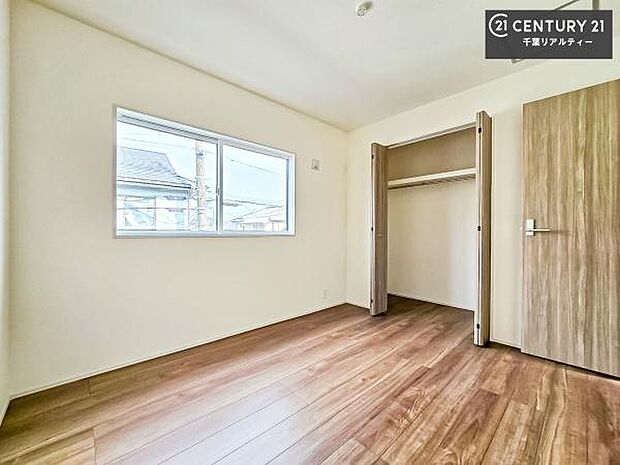 収納スペースがついています!居室をスッキリ整頓する事ができますね。家具を選ばないシンプルなデザインの為、家具を選ばずお気に入りの空間作りができそうですね。