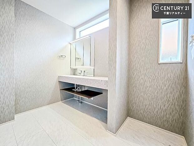 オープンタイプの洗面台は、おしゃれで溝がなくお手入れがしやすい魅力的な洗面台です!毎日の身支度が快適!