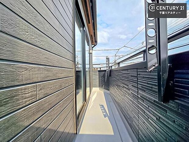 広々としているバルコニーです!お洗濯物を干すのはもちろん風に当たりながらくつろぎタイムが送れます!