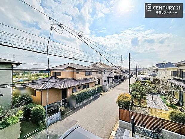 落ち着きある住宅街です!周囲には高い建物がなく、空が広く開放感があり、陽当たりを大きく遮られることもありません!気持ちの良い風が通り抜ける街並みです!