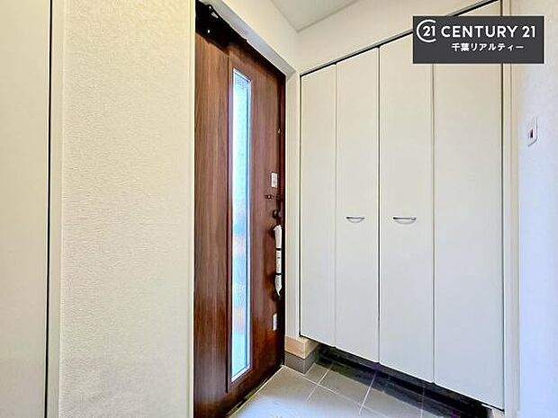 シューズボックス付きなので、玄関が片付きお掃除がしやすいです!スッキリした玄関で戸を開けた瞬間、清潔感のある心地いい空間が出迎えてくれます。