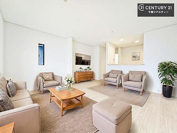 家具はCGパースです。開放感のある広々LDK!ソファーやダイニングテーブルを置いても窮屈にならないので快適に過ごせます!コミュニケーションが取りやすいリビングです!