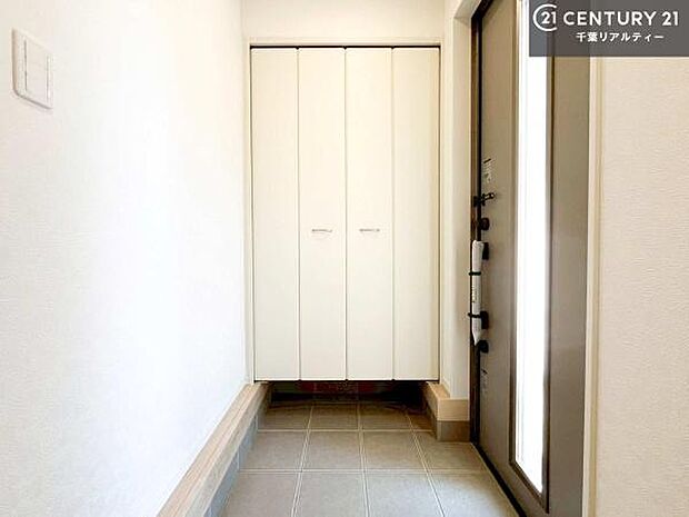 シューズボックス付き。玄関が片付きお掃除がしやすいです!スッキリした玄関で戸を開けた瞬間、清潔感のある心地いい空間が出迎えてくれます。