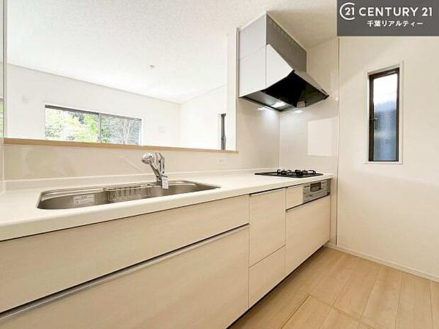 大人気の対面式システムキッチンを採用しています！ご家族のコミュニケーションが自然と増える設計です。お子様にも目が届くので嬉しいですね！広々使えて快適で作業が進みます。