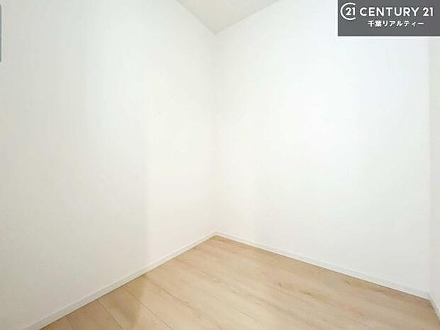 ウォークインクローゼット付きです。たくさんのお洋服などを収納しておけそうですね!他にも扇風機や加湿器など季節物の大きな家電も収納できます!