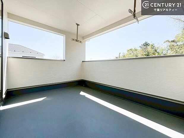 インナーバルコニー!屋根が付いているので、急に雨が降っても濡れにくく安心!強い日差しもカットしてくれるので、お天気の良い日は、お外へ出て深呼吸するのもよさそうです!