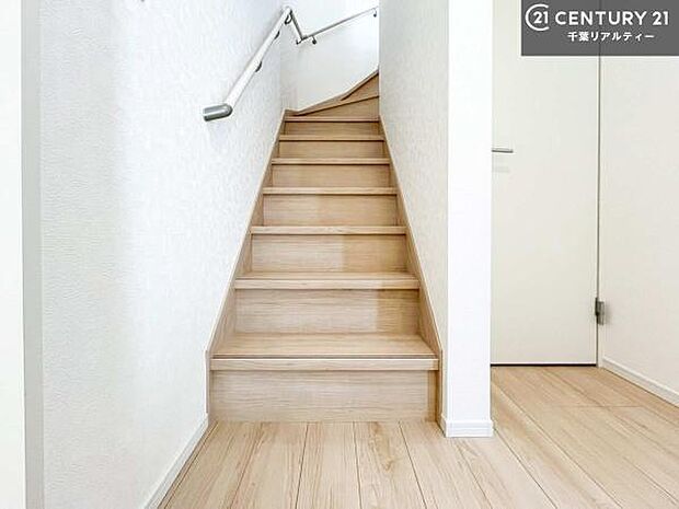 階段は明るく手摺りもついています!お子様やご年配の方も安心してご利用頂けますね!