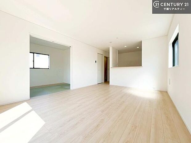 開放感のある広々LDK!ソファーやダイニングテーブルを置いても窮屈にならないので快適に過ごせます!コミュニケーションが取りやすいリビングです。