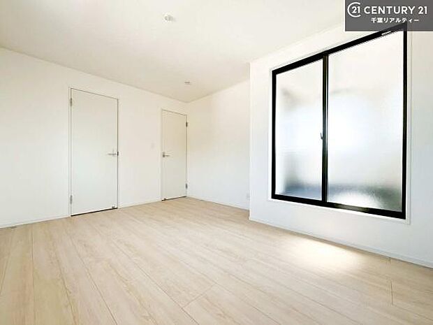 バルコニーへ面した洋室なので天気のいい日はバルコニーへ出てリフレッシュするのもいいですね!充実したプライベートタイムが送れる洋室!陽当たり、風通し良好です。