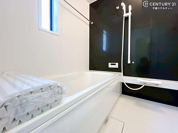 落ち着きある大人の雰囲気のバスルームは、味が出ていてバスタイムが充実!お仕事頑張っているご褒美にお好みの香りの入浴剤を入れて、楽しんでみてはいかがでしょうか?